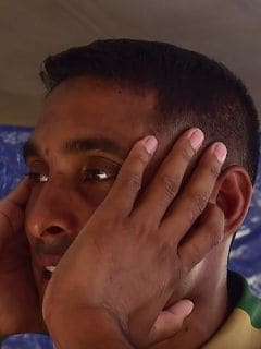 Hombre con las manos en su cara