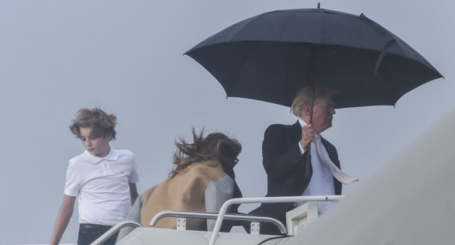 Trump con paraguas