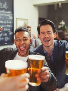 Hombres bebiendo cerveza