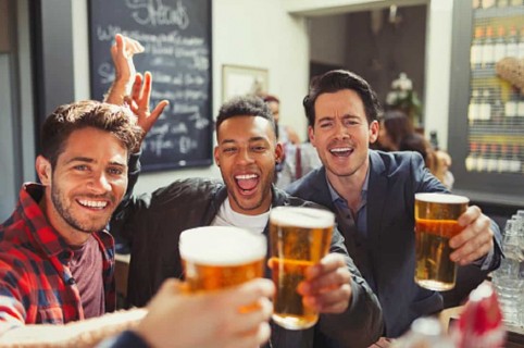 Hombres bebiendo cerveza