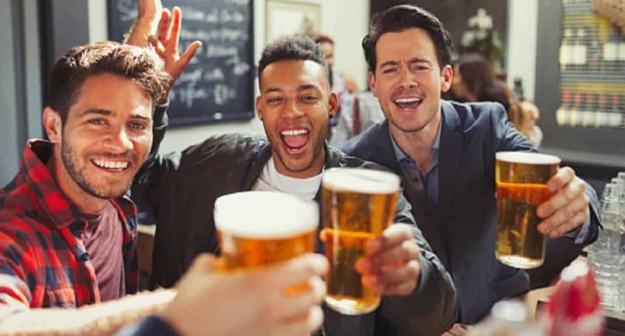 Hombres bebiendo cerveza