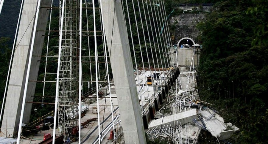 Desplome de viaducto causa la muerte de nueve trabajadores
