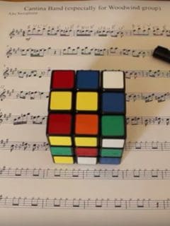Joven hace 'cover' de canción de 'Star Wars' con un cubo de Rubik. Pulzo.