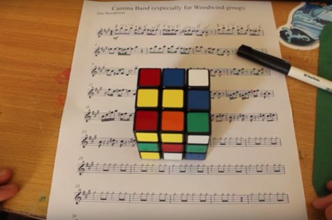 Joven hace 'cover' de canción de 'Star Wars' con un cubo de Rubik. Pulzo.