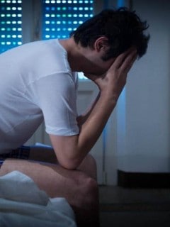 Hombre no puede dormir.