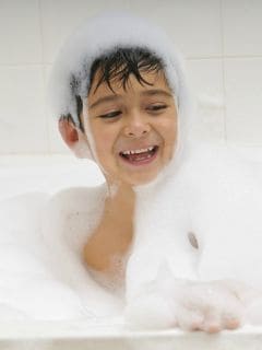 Niños bañándose con burbujas. Pulzo.