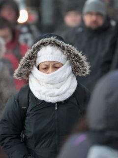 Personas se protejen del frío