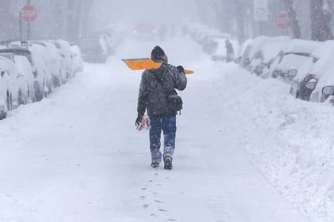 Hombre camina en la nieve. Pulzo.