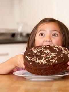 Niña comiendo pastel