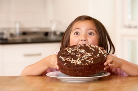 Niña comiendo pastel