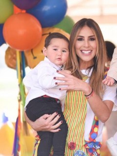 Carolina Soto y Laura Acuña, presentadoras, con sus hijos, Valentino y Helena, respectivamente.
