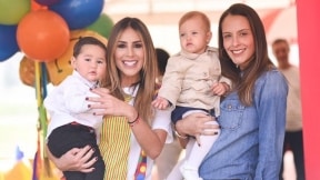 Carolina Soto y Laura Acuña, presentadoras, con sus hijos, Valentino y Helena, respectivamente.