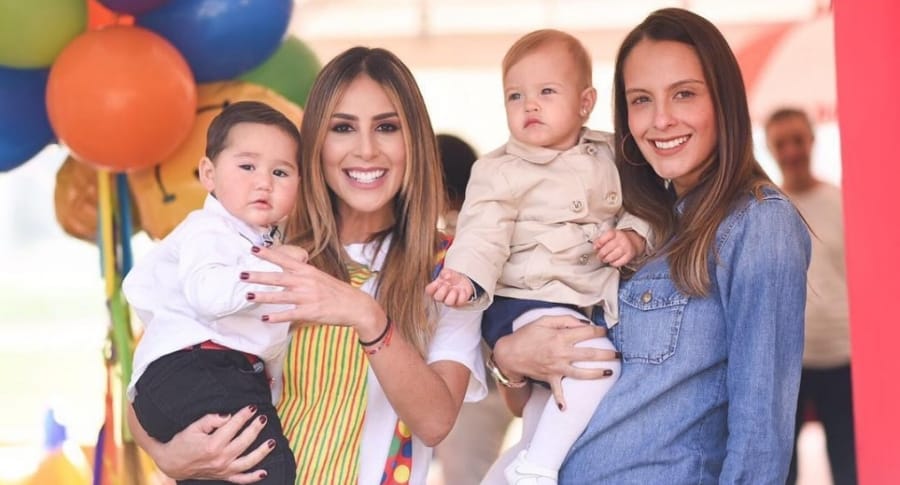 Carolina Soto y Laura Acuña, presentadoras, con sus hijos, Valentino y Helena, respectivamente.