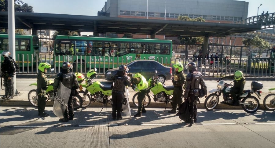 Protesta de motociclistas afecta operación de Transmilenio