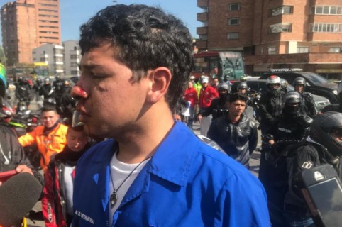 Auxiliar de enfermería golpeado en protestas