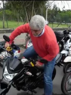 Peñalosa manejó moto