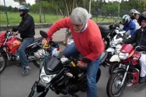 Peñalosa manejó moto