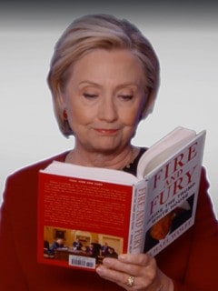 Hillary Clinton leyendo 'Fueria y fuego en la Casa Blanca'.