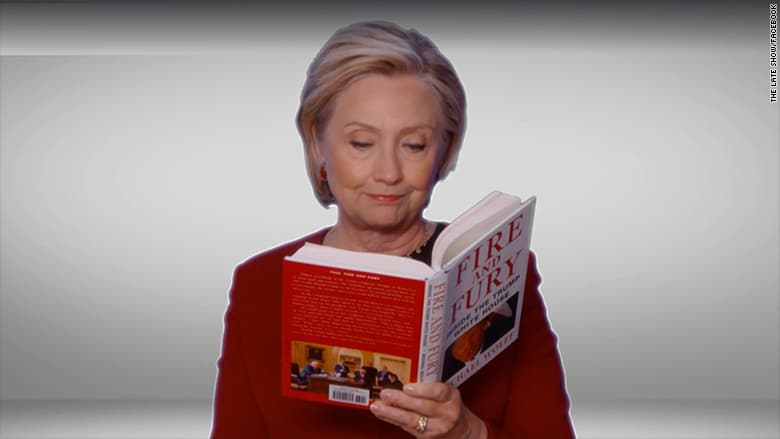 Hillary Clinton leyendo 'Fueria y fuego en la Casa Blanca'.