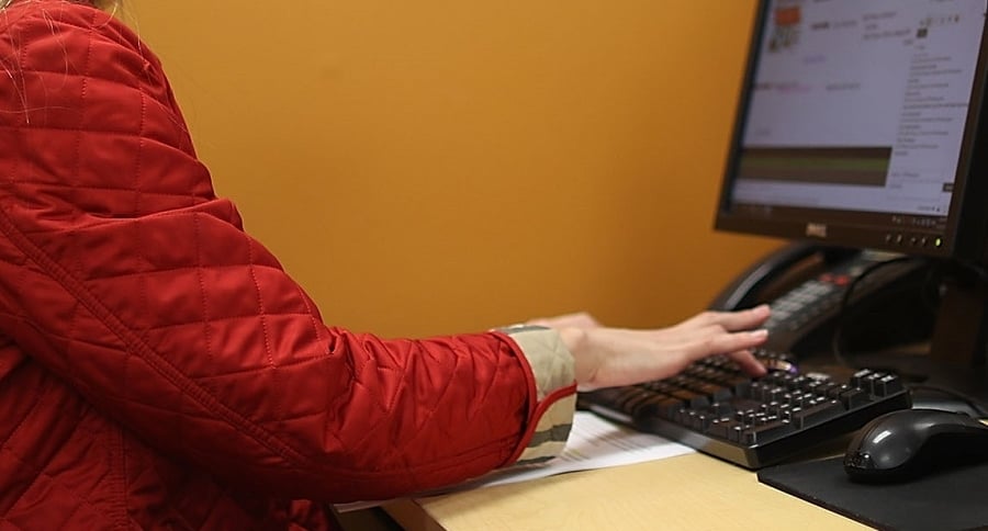 Mujer escribiendo en computador