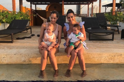 Laura Acuña y Carolina Soto con sus hijos Helena y Valentino, respectivamente.