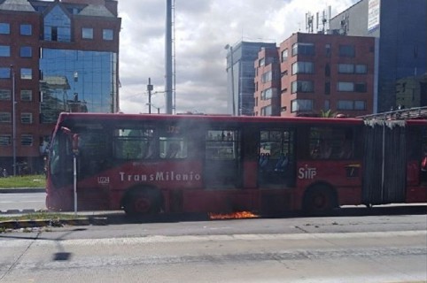 Bus de Transmilenio incendiado en norte de Bogotá
