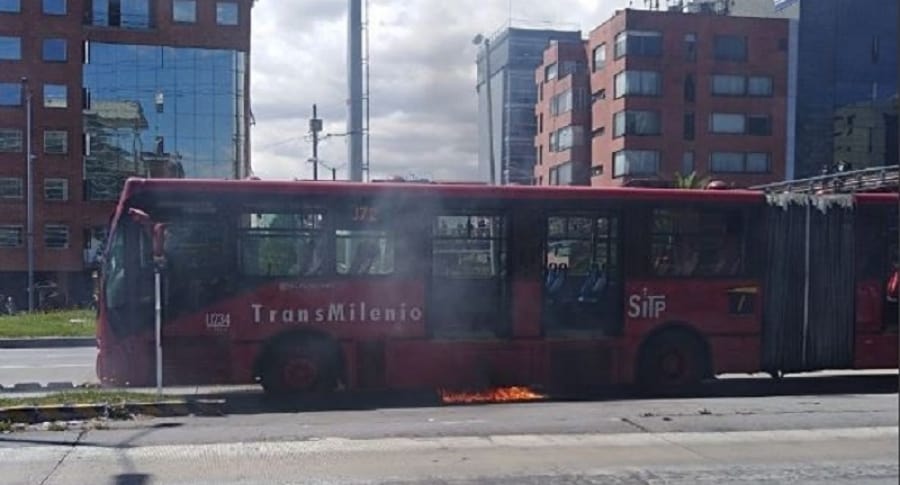Bus de Transmilenio incendiado en norte de Bogotá