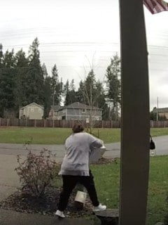 Mujer se cae luego de robar paquetes de una casa. Pulzo.