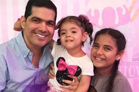 Peter Manjarrés y sus hijas