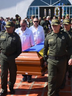 Honras fúnebres de los policías asesinados por el Eln