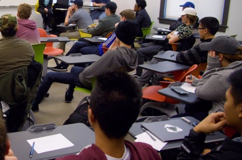 Jóvenes en aula de clase.