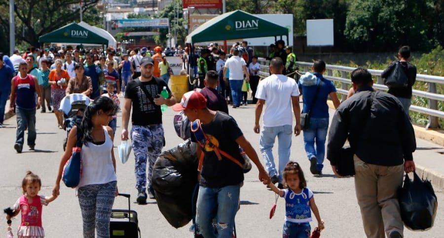 Venezolanos pasan la frontera