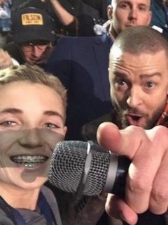 Ryan McKenna y Justin Timberlake en el Super Bowl. Pulzo.