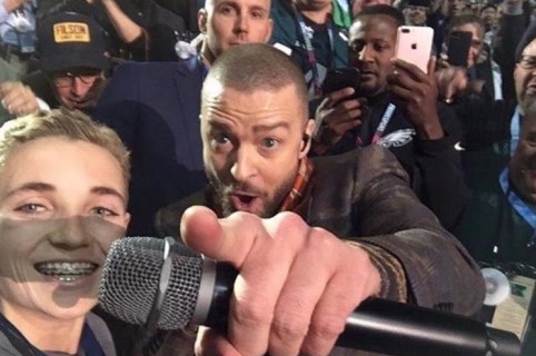 Ryan McKenna y Justin Timberlake en el Super Bowl. Pulzo.