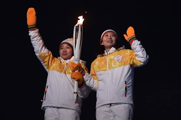 Deportistas coreanas cargando la llama de los Juegos Olímpicos de Invierno 2018. Pulzo.