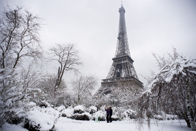 Torre Eiffel con nieve. Pulzo.