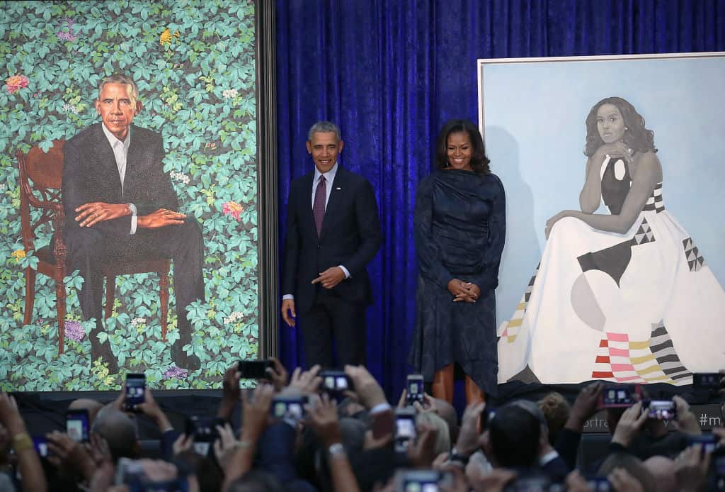 Barack y Michelle Obama junto a sus retratos oficiales