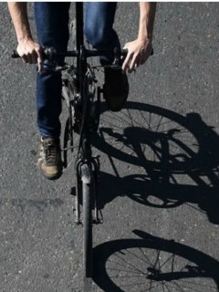 Camioneta volcada y un ciclista. Pulzo.