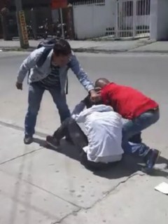 Presunto ladrón golpeado por usuarios de Transmilenio