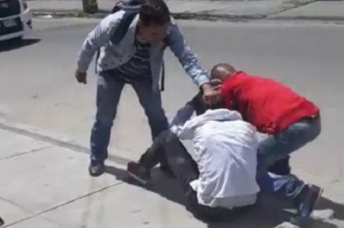 Presunto ladrón golpeado por usuarios de Transmilenio