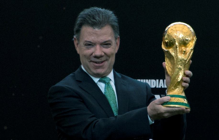 Juan Manuel Santos con la Copa Mundial Juan Manuel Santos con la Copa Mundial