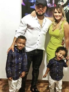 Yader Romero, vocalista de Kvrass, su esposa Anny Sarmiento, y sus dos hijos.