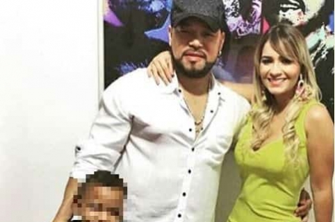 Yader Romero, vocalista de Kvrass, su esposa Anny Sarmiento, y sus dos hijos.