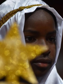 Niño negro en celebración de Navidad