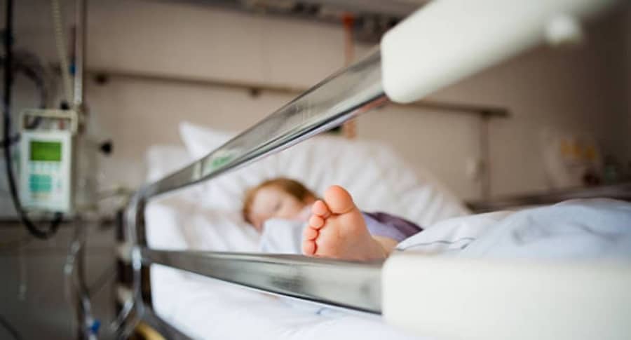 Niño en una cama de hospital. Eutanasia