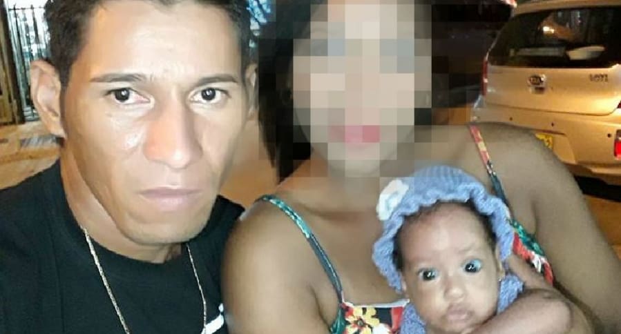 Alexánder Ospino Castro junto Yudis Pereira y su hijastra, de 4 meses