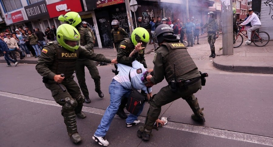 Saqueos en Bogotá de supermercados vinculados a FARC dejan 4 policías heridos Saqueos en Bogotá de supermercados vinculados a FARC dejan 4 policías heridos