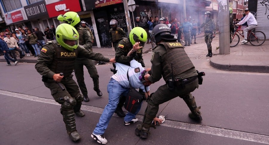 Saqueos en Bogotá de supermercados vinculados a FARC dejan 4 policías heridos