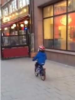 Niño en bicicleta