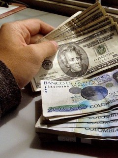 Dólares y pesos colombianos